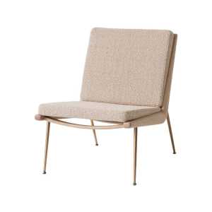 &Tradition Sillón Boomerang HM1 Tela karakorum 003 beige, patas de roble aceitado blanco